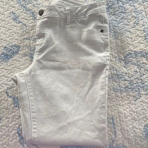 SIMPLY VERA VERA WANG  white capri’s. Women’s size 10.